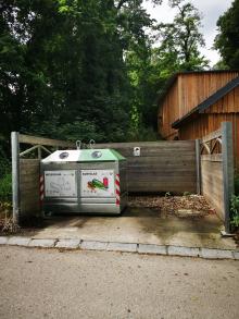 Verschmutzter Glascontainerplatz