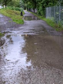 Wasser auf dem Gehweg 