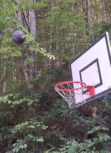 Der neue Basketballkorb ist teilweise unbrauchbar.