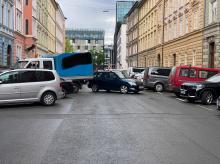 behinderung durch abgestellte pritschenfahrzeuge