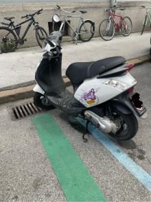 Moped mit Öl/Benzinleckage