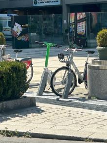 E-Scooter blockiert Stadtrad