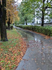 Radweg unter Wasser / Kanal verlegt