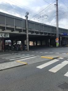 Säule verstellt Radweg. Staubildung auf Radweg.