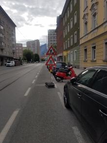 Verkehrstafel auf Radstreifen