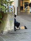 AW: Bettler mit Schild: „ICH HABE HUNGER“