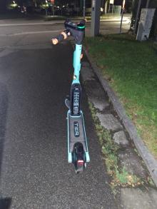 E-Scooter behindert Fahrbahn! 