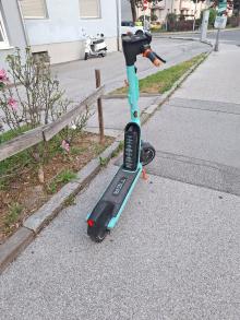 E-Scooter blockiert Gehweg! 