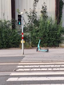 E-Scooter verstellt Zebrastreifen! 