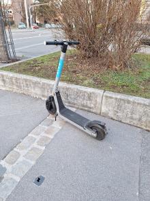 Falsch abgestellter E-Scooter