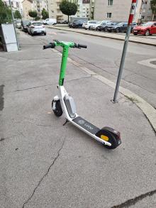 Falsch abgestellter E-Scooter! 