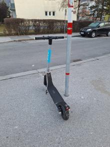 Falsch geparkter E-Scooter! 