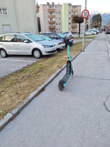 Falsch geparkter E-Scooter! 