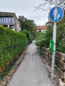 Gehweg erschwert begehbar