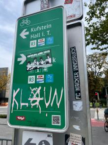 Hinweisschild für Fahrradweg nicht mehr lesbar