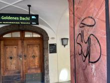 Laubeneingang Goldenes Dachl beschmiert „SAD“ Vandalismus 