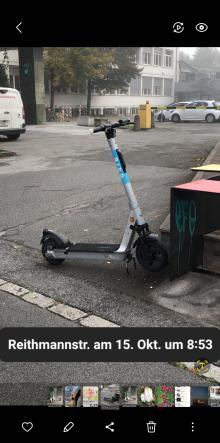 LEIHSCOOTER am Gehweg