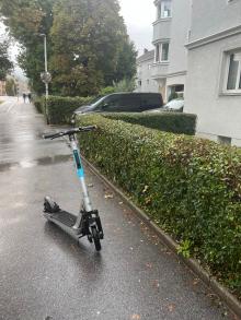 Scooter am Gehsteig 