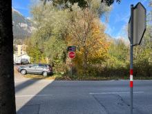 STOP Schild um 90 grad verdreht