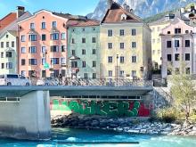 Vandalen haben die Innbrücke beschmiert 