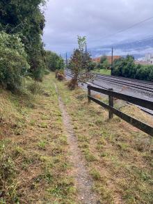 Zaun kaputt gefährlich zu den Gleisen