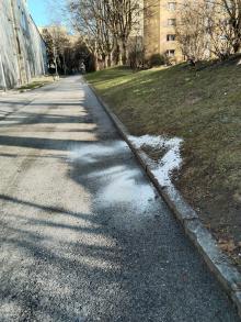 Streusalz entfernen von Geh und Fahrradwegen in Innsbruck