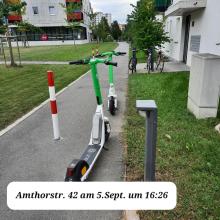 2 E-Leihscooter von LIME am Gehweg - 