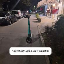 E-Leihscooter am Gehweg - 