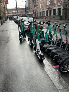 E-Scooter am Gehsteig