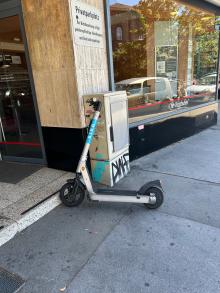 E-Scooter auf Gehtsteig