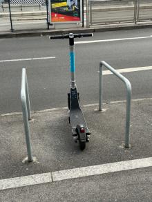 E Scooter blockiert Fahrradabstellplatz