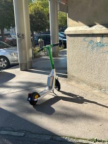 E-Scooter blockiert Gehsteig