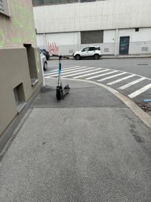 E-Scooter blockiert Gehsteig