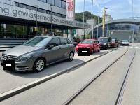 Elterntaxis vor der PHT auf dem Gehweg