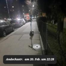 Leihscooter mitten am Gehweg