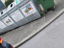 Glasbruch auf Recyclinginsel und Straße