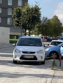 Unübersichtliche Situation bei Ausfahrt aus Garagen in der Willy Graf Straße