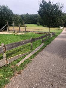 Holzzaun vom Spielplatz beschädigt