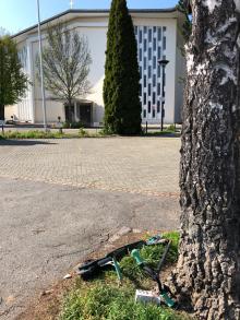 kinderwagen steht am gemeindehaus frauenkirche spielplatz