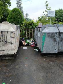 Müllablage am Glascontainer 