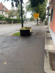 Sofa auf Gehweg