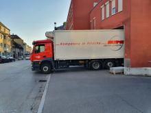 Fußweg von LKW blockiert 