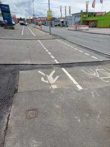 Sturzgefahr auf dem Fahrrad- und Gehweg; hier: Industriestraße