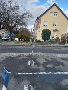 Verkehrszeichen beschädigt