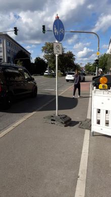 Verkehrszeichen blockiert den Radweg