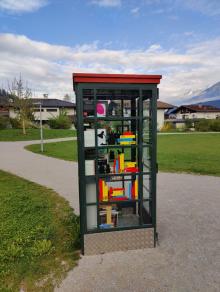 Bücherzelle im Park neben Haus am Kirchfeld