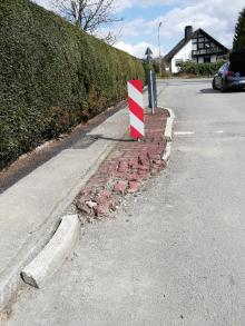 gepflasterte Fläche der Anlage " Beruhigung" der Eschenbachstraße fällt auseinander